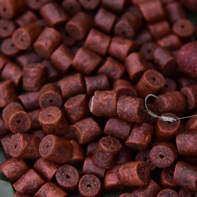 Dynamite Baits - Big Fish River Barbel Pellets Pre-Drilled 12mm 1,8kg
